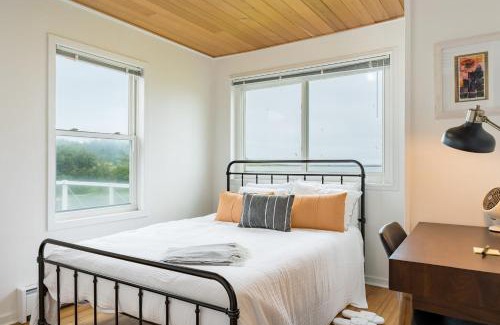 Oak Harbor House | Swan Lake Cottage by AvantStay Views Firepit