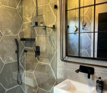 Benoni Cabin | Swan Lake Suites