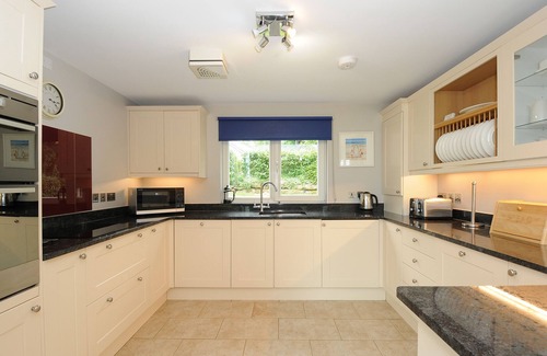 Eleighwater Cottage | SWANDOWN, 12A GOLDENHAYE, romantic, with pool in Cricket St. Thomas