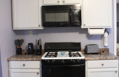 Alton Apartment | Swanky fun city apartment close to Fast Eddie’s! Minutes from downtown Alton.