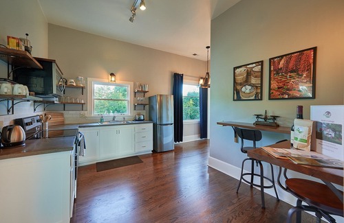 Carlton House | Swanky Historic Farmhouse in Downtown Carlton