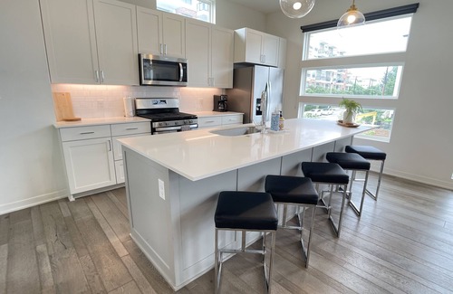 Knox - Henderson House | Swanky Modern and Bright home in Prime Location