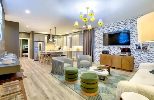 Katie Hill Neighborhood House | Swanky Nash Retreat - 14 Beds, Hot Tub & Game Room