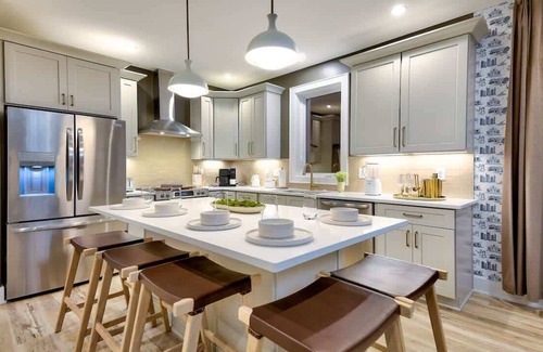 Katie Hill Neighborhood House | Swanky Nash Retreat - 14 Beds, Hot Tub & Game Room