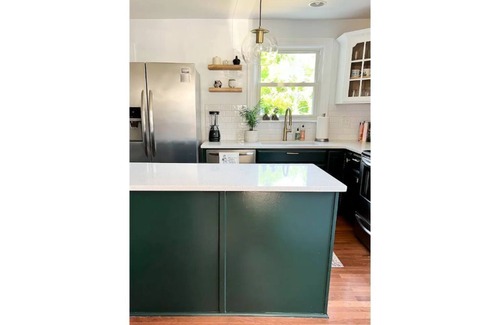 Inglewood House | Swanky Retreat - Mins to Everything