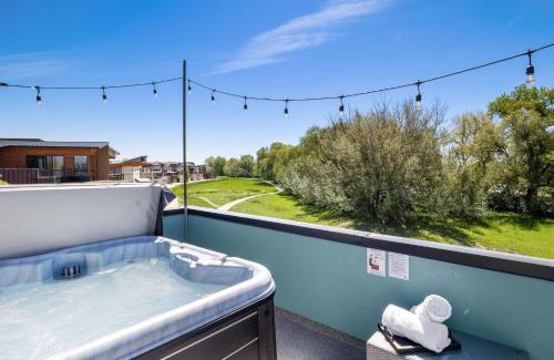 Old Town North House | Swanky Townhome near Old Town, Breweries & River!