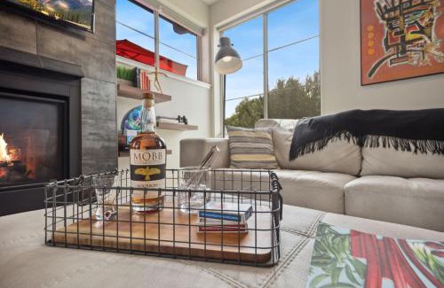 Old Town North House | Swanky Townhome near Old Town, Breweries & River!