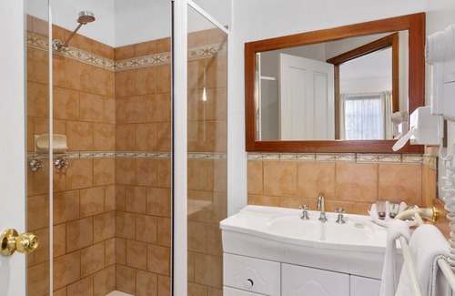 Swansea Cabin | Swansea - "Cottages" Studio Lodge Suites" in Sherbourne Lodge.