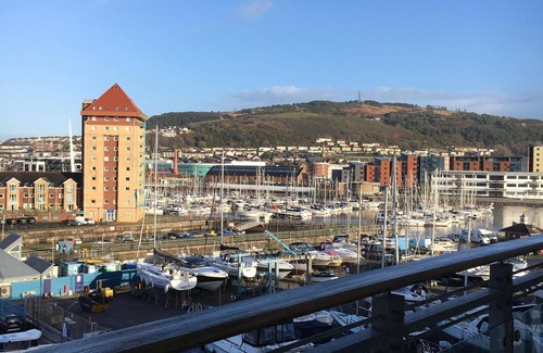 Castle Apartment | SWANSEA, Marina View & Arena View, Nr City & 3 Mins to Beach