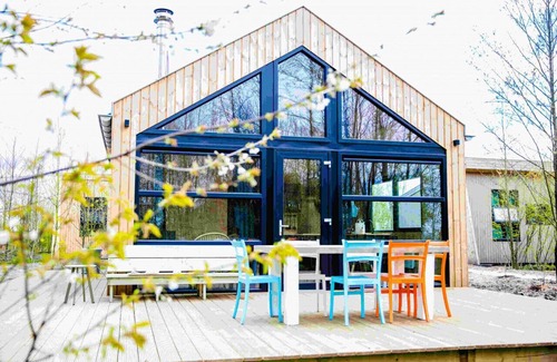 Grou House | Swarm 3 water lodges next to each other in Friesland