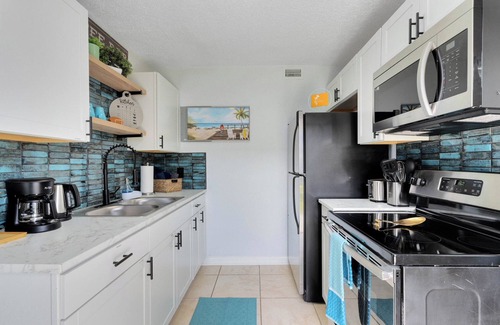 Indian Harbour Beach Apartment | Swaying Seaweed~ Walk to the beach, Pool, BBQ, Gym