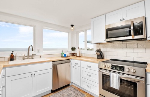 Oceanside House | Sweeping Coastal Views, Overlooking Oceanside Beach State Park, Pet Friendly With Private Patio