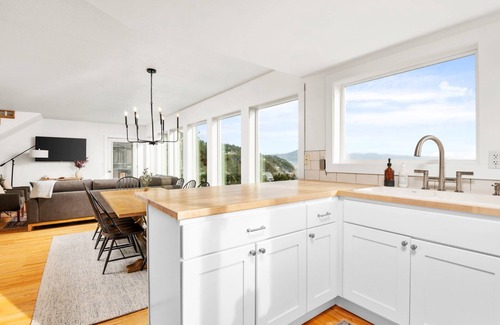 Oceanside House | Sweeping Coastal Views, Overlooking Oceanside Beach State Park, Pet Friendly With Private Patio