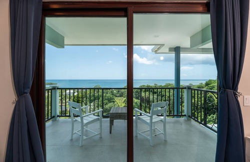 Pristine Bay House | Sweeping panoramic views of the reef