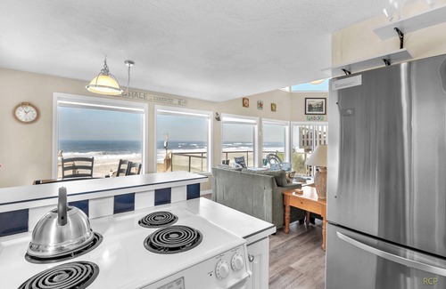 Lincoln City House | Sweeping ocean views for your families getaway with easy access to great beaches