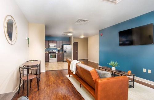 Pittsburgh Apartment | Sweeping Stadium Views | Best Location | 2 Sofas 2 TVs + 24/7 Gym Terrace Roku