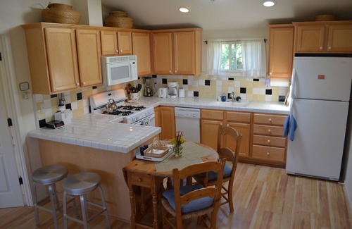 Westside Santa Cruz House | Sweet 1 BDRM Cottage, FAST WIFI, near ocean, W&D, Full kitchen and bath, BBQ!