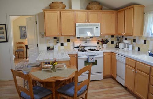 Westside Santa Cruz House | Sweet 1 BDRM Cottage, FAST WIFI, near ocean, W&D, Full kitchen and bath, BBQ!