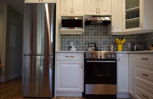 Saanich East House | Sweet 1 bedroom ground-level Garden Suite steps away from Cedar Hill trails