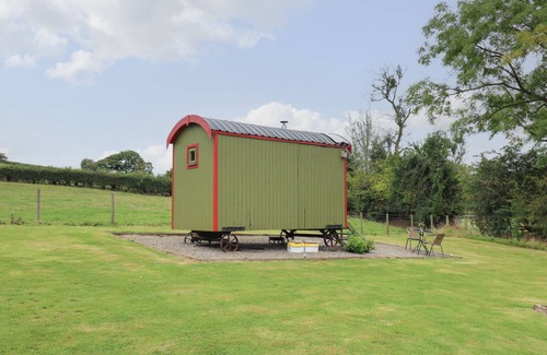 Llanfihangel Tal-y-llyn Cottage | SWEET BRIAR SHEPHERDS HUT, pet friendly, with open fire in Llangorse