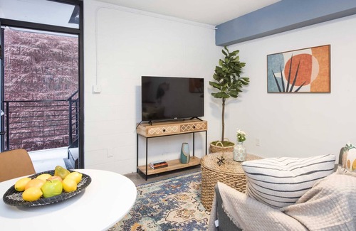 Virginia Highland Apartment | Sweet Caroline Summar
