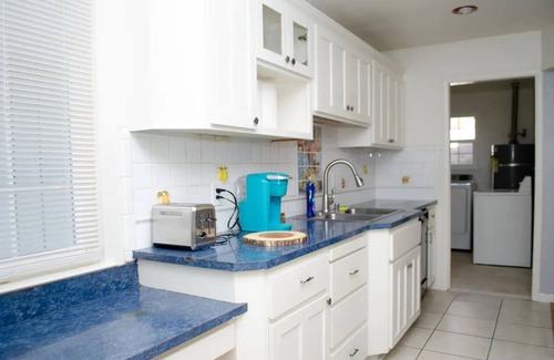 Southwestern Sacramento House | Sweet charming large 3bd home with pool
