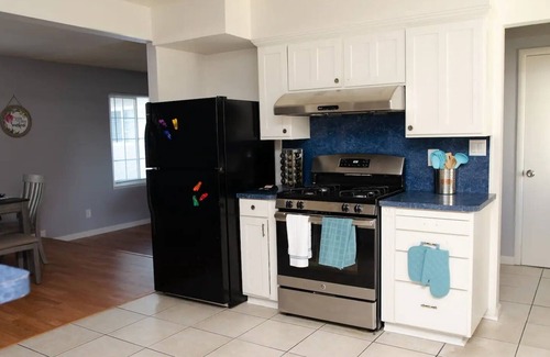 Southwestern Sacramento House | Sweet charming large 3bd home with pool