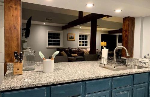 Darnestown House | Sweet Chic Farm Cottage with Pool, Hot-Tub and Beautiful Sunsets in Maryland