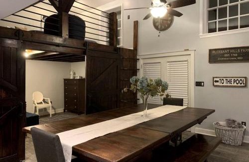 Darnestown House | Sweet Chic Farm Cottage with Pool, Hot-Tub and Beautiful Sunsets in Maryland