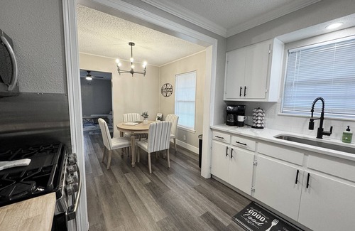 Taylor House | Sweet & Cozy Home in Taylor