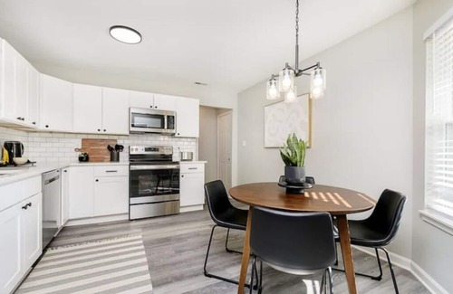 Fishers House | Sweet Creek Retreat-Beautiful Fishers-EV friendly