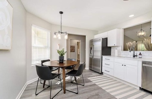 Fishers House | Sweet Creek Retreat-Beautiful Fishers-EV friendly