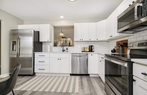 Fishers House | Sweet Creek Retreat-Beautiful Fishers-EV friendly