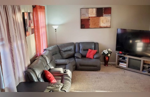 Gilberts House | Sweet Family Getaway NW Suburb 35 min to OHare