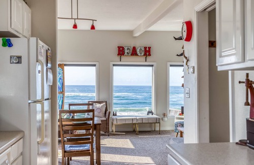 Gleneden Beach House | Sweet Gleneden Beach Oceanfront Single-Level has Big Windows, Beach Access!