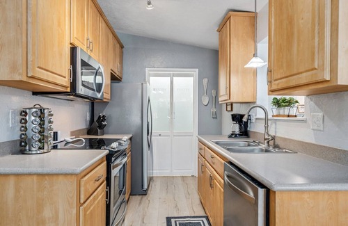 Groveland House | Sweet Haven - Home with EV Charger near Yosemitetby RedAwning