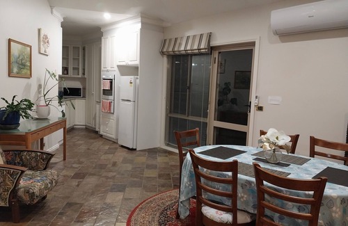 Nicholls House | Sweet Holiday Home by the Golf Course