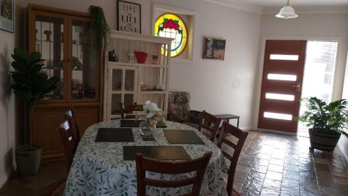Nicholls House | Sweet Holiday Home by the Golf Course