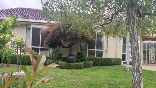 Nicholls House | Sweet Holiday Home by the Golf Course