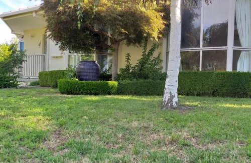 Nicholls House | Sweet Holiday Home by the Golf Course