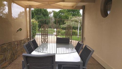 Nicholls House | Sweet Holiday Home by the Golf Course