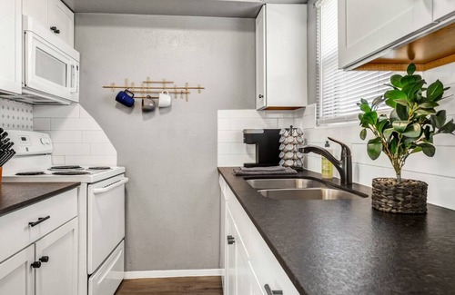 College Station Apartment | Sweet Home: 1st Floor, 2 Bdrm/Walk to A&M/King Beds