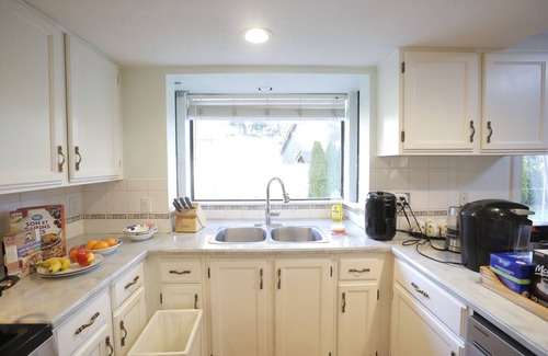 Surrey House | Sweet Home at Sunnyside - Room 2