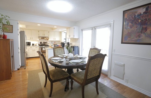 Surrey House | Sweet Home at Sunnyside - Room 2
