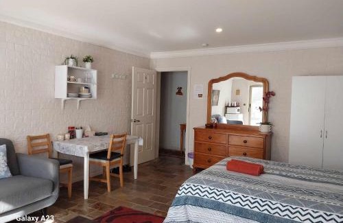 Nicholls House | Sweet Home by the Golf Course