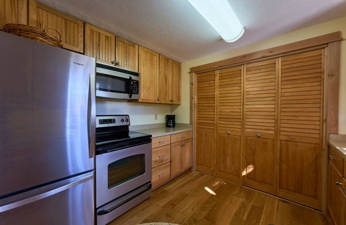 Joseph House | sweet house with beautiful mountain views, near lake and downtown, dog friendly
