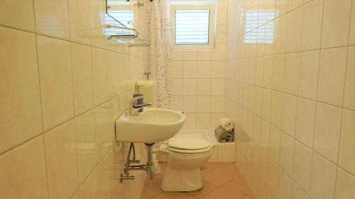 Ribarica House | Sweet house with garden 35 meters from sea