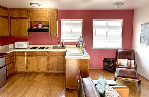 Los Olivos Apartment | Sweet King Retreat in Downtown Los Olivos