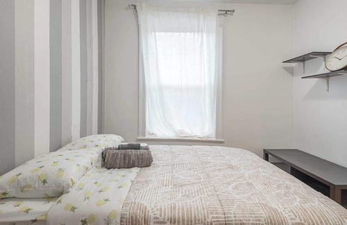 De Lorimier Apartment | Sweet Little Bedroom in Shop Angus!