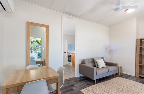 Rosslyn Cottage | Sweet little cottage by the seaside